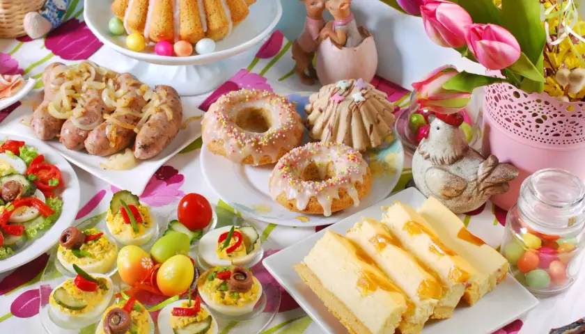 Kiedy śniadanie wielkanocne: babka, pączki, sernik, jajka faszerowane, kiełbaski i sałatka.