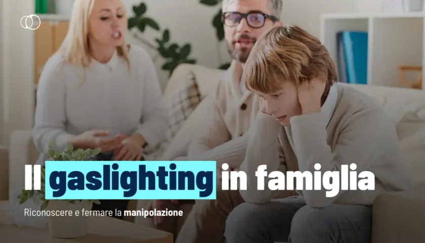 Famiglia in crisi, un bambino turbato mentre i genitori discutono. Il gaslighting in amore può distruggere i legami.