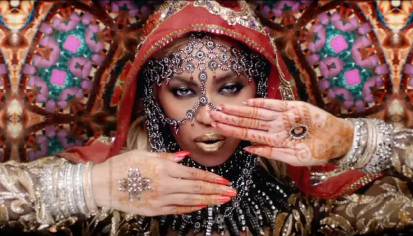 Beyoncé w bogatym stroju, z henną na dłoniach, jak w teledysku Coldplay "Hymn for the Weekend".