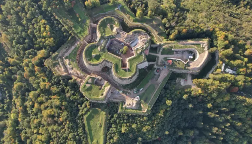 Fortyfikacje w kształcie gwiazdy otoczone lasem. Srebrna Góra oferuje unikalne atrakcje historyczne i widokowe.