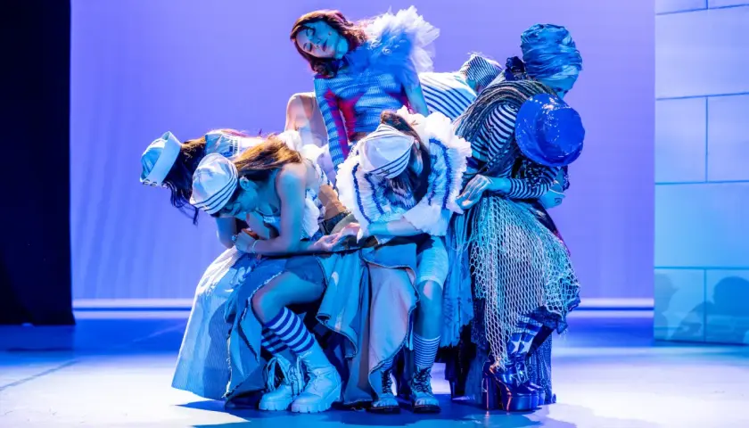 Aktorzy Teatru Miejskiego im. Witolda Gombrowicza w Gdyni w scenie zbiorowej, w stylizowanych strojach marynistycznych.