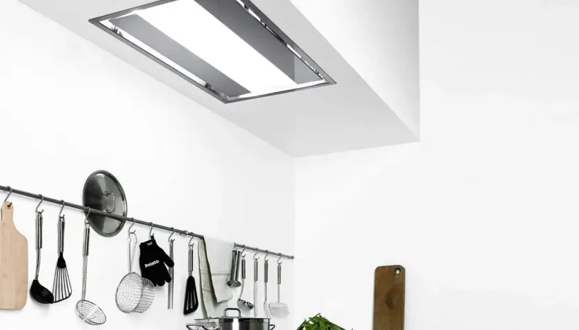 Cappa a scomparsa in cartongesso, elegante e funzionale, illumina la cucina moderna.