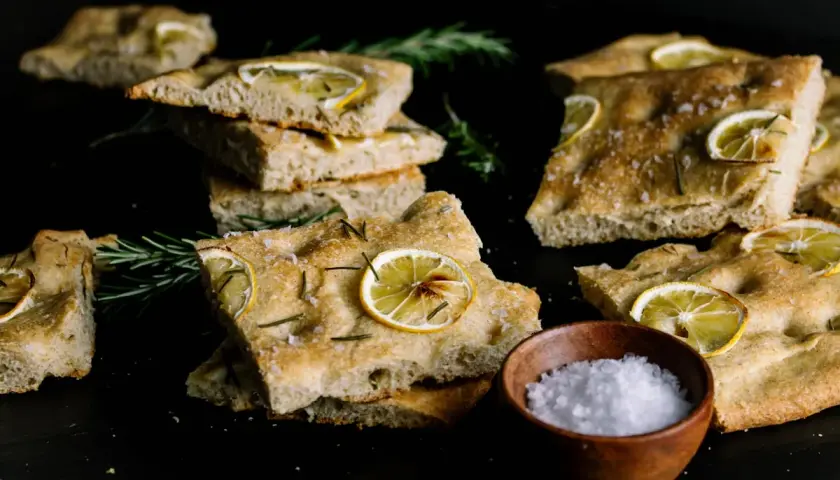 Pyszna focaccia z cytryną i rozmarynem, idealna na letnie przyjęcie. Ten przepis na focaccię zachwyci każdego!