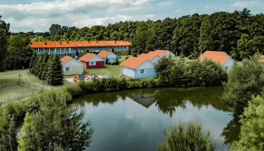 Idealne miejsce, gdzie nad morze z niemowlakiem? Urocze domki z placem zabaw nad spokojnym jeziorem, otoczone zielenią.