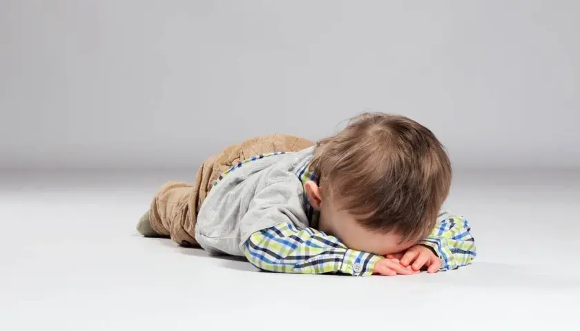 Skok rozwojowy w 8. miesiącu: Objawy, lęk separacyjny jak pomóc?