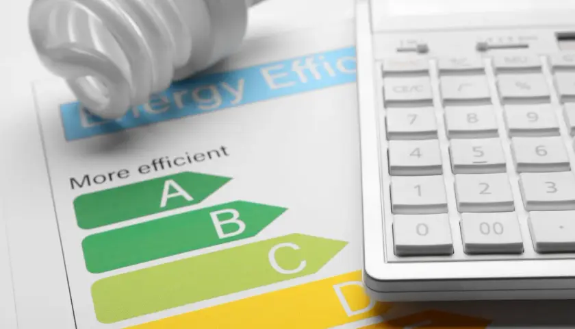 Żarówka energooszczędna, kalkulator i etykieta efektywności energetycznej z klasą A. Obliczanie oszczędności energii.