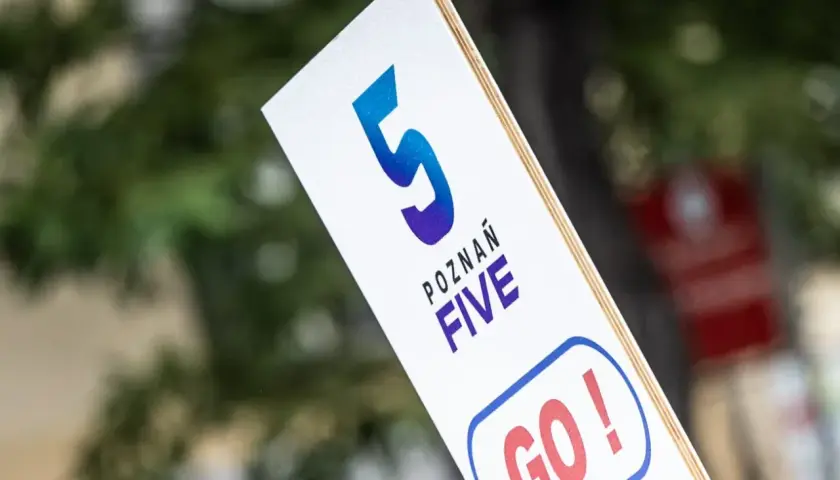 Tabliczka z napisem "POZNAŃ FIVE GO!" zachęca do startu w biegu na 5 kilometrów.