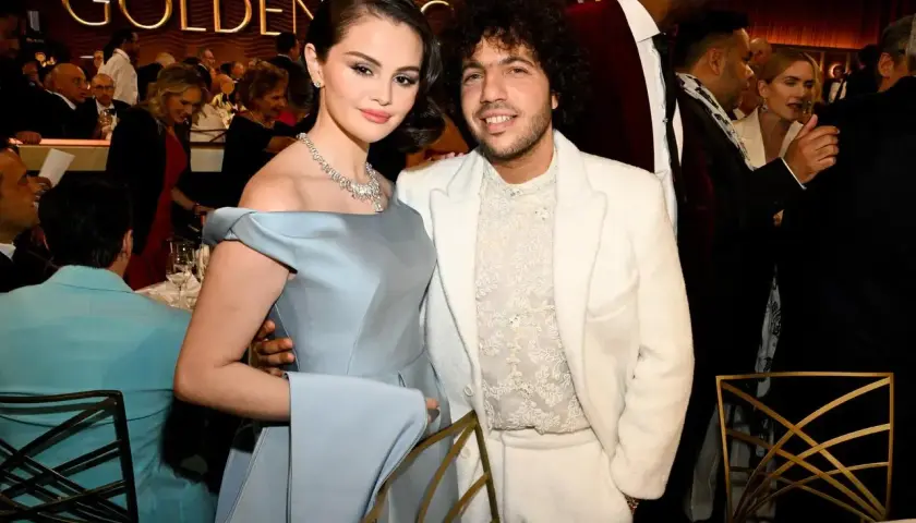 Selena Gomez i Benny Blanco na gali Golden Globe. Selena w błękitnej sukni, Benny w białym garniturze.