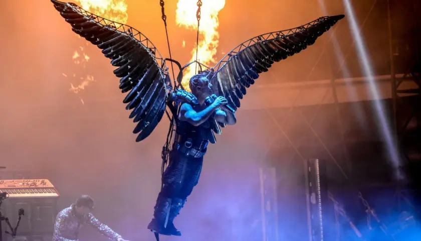 Till Lindemann z Rammstein, zawieszony w powietrzu na skrzydłach, śpiewa na tle płomieni. Jego utwory to ogień i moc.
