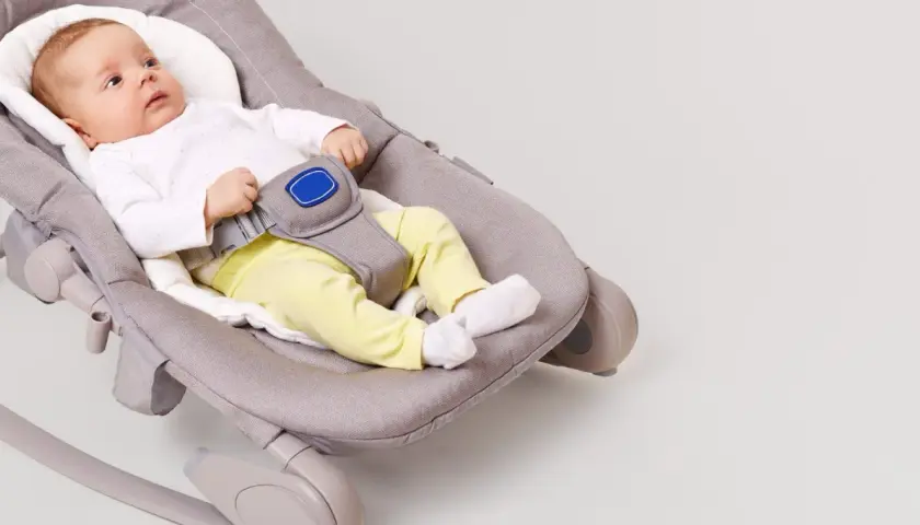 Säker babysitter för bebisar i alla åldrar, som en BabyBjörn. Liten bebis i gungstol.