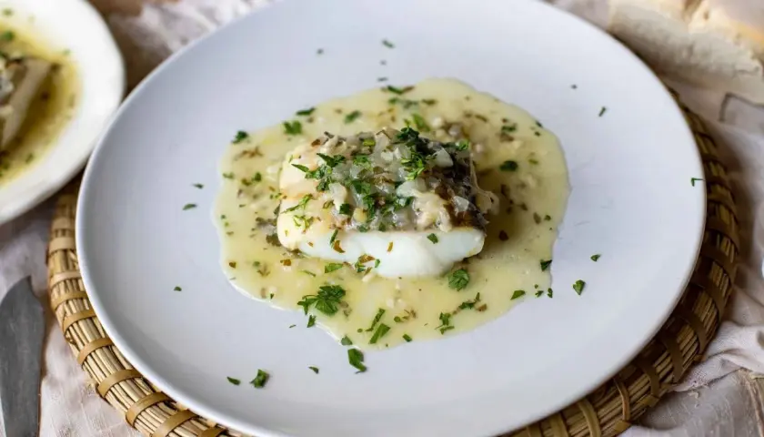 Un delicioso bacalao en salsa verde, con perejil fresco picado y trocitos de cebolla.
