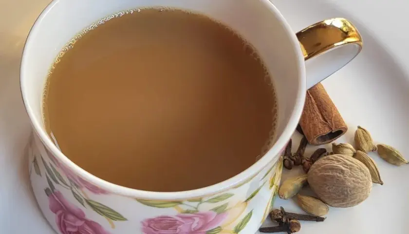 Aromaticzne przyprawy: cynamon, kardamon, goździki i gałka muszkatołowa, idealne do herbaty indyjskiej przepis.
