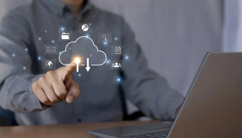 Un hombre interactúa con iconos digitales de **fotos en la nube** y datos, indicando la gestión de información en línea.
