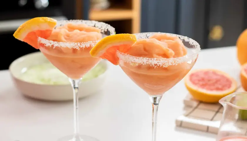 Due cocktail frozen analcolico dolce al pompelmo, con bordo zuccherato e spicchio di agrume.