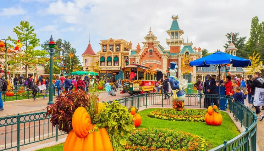 Disneyland Paris w jesiennej odsłonie z dyniami i postaciami Disneya.