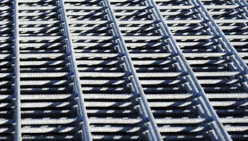 Detailaufnahme von Betonstahlmatten, die wie eine Tabelle angeordnet sind.