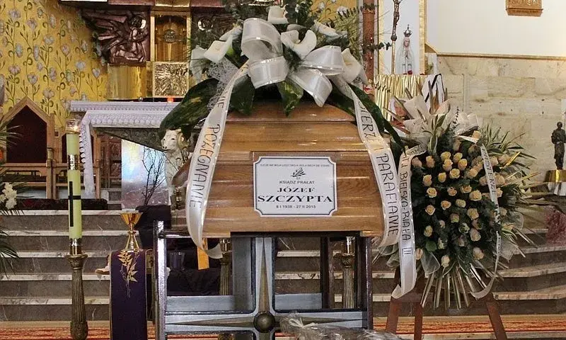 Jak ustawić trumnę w kościele zgodnie z tradycją i szacunkiem