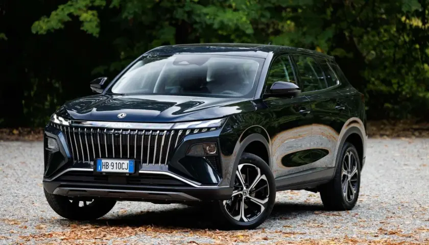SUV full hybrid nero con griglia cromata e fari a LED, un'anteprima dei migliori suv full hybrid 2026.
