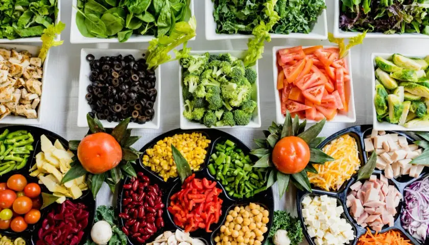 Kolorowe warzywa i dodatki do sałatek, idealne na zdrową helicobacter pylori dieta.