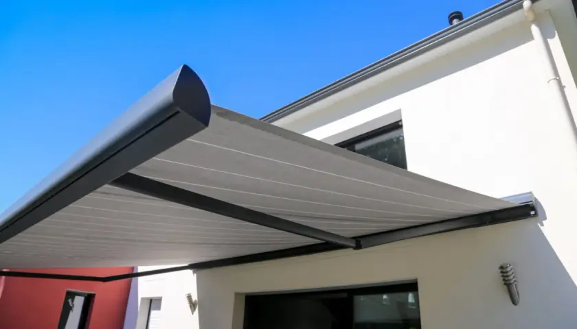 Tenda da sole moderna offre un'ottima isolazione da sole, proteggendo la casa dal caldo estivo.