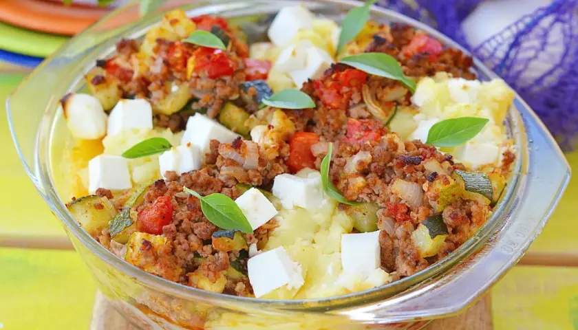 Zapiekanka ziemniaczana z mięsem mielonym i serem feta - łatwy przepis na pyszne danie