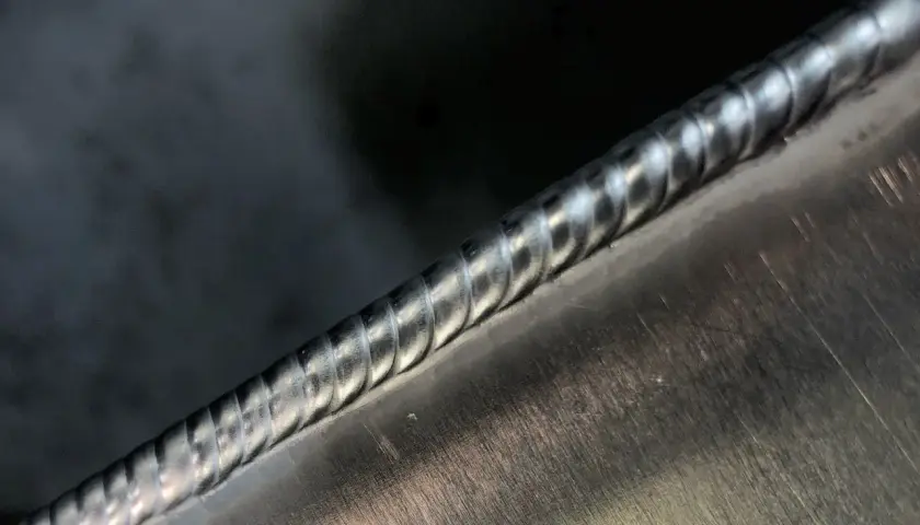 Zbliżenie na spaw aluminium. Proces spawania aluminium może być szkodliwy dla zdrowia, generując opary.