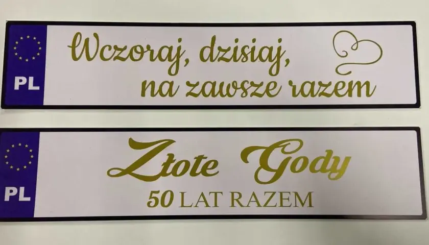 Dwie tablice z napisem "Wczoraj, dzisiaj, na zawsze razem" i "Złote Gody 50 lat razem" upamiętniające 50 rocznicę ślubu.