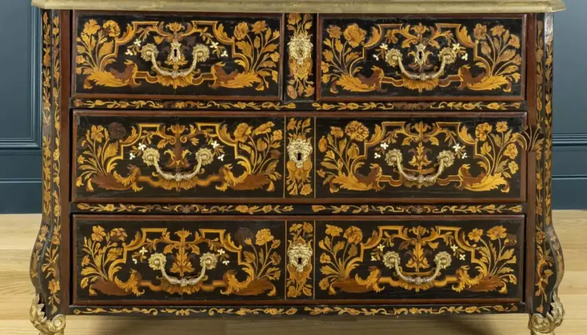 Commode ancienne ornée de marqueterie florale complexe. Une pièce maîtresse pour une estimation meuble ancien.