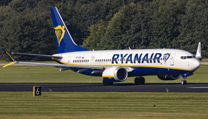 Samolot Ryanair na pasie startowym. Czy zastanawiałeś się, co to jest opłata transakcyjna Ryanair?