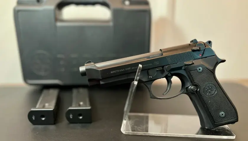 Pistolet Beretta M9 na stojaku, z magazynkami i futerałem. Sprawdź atrakcyjną beretta m9 cena!