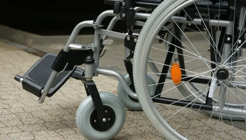 Wózek inwalidzki, który może być objęty refundacją NFZ, ułatwia poruszanie się.