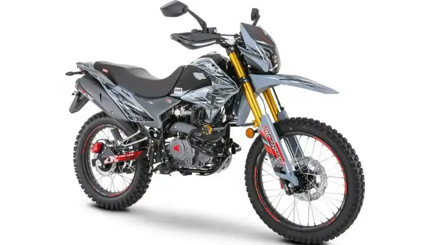 Szary motocykl enduro 250cc, idealny na pierwsze prawo jazdy kat B. Gotowy na przygodę!