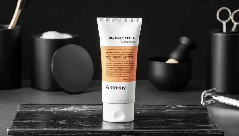 En tub med dagkräm SPF 30 från Anthony, en del av en stilren hudvårdsrutin ordning.