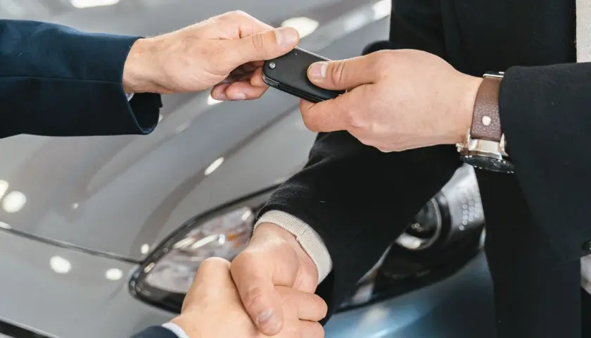 Scambio di chiavi auto, un gesto che risolve il problema di cosa fare se la macchina non legge la chiave.