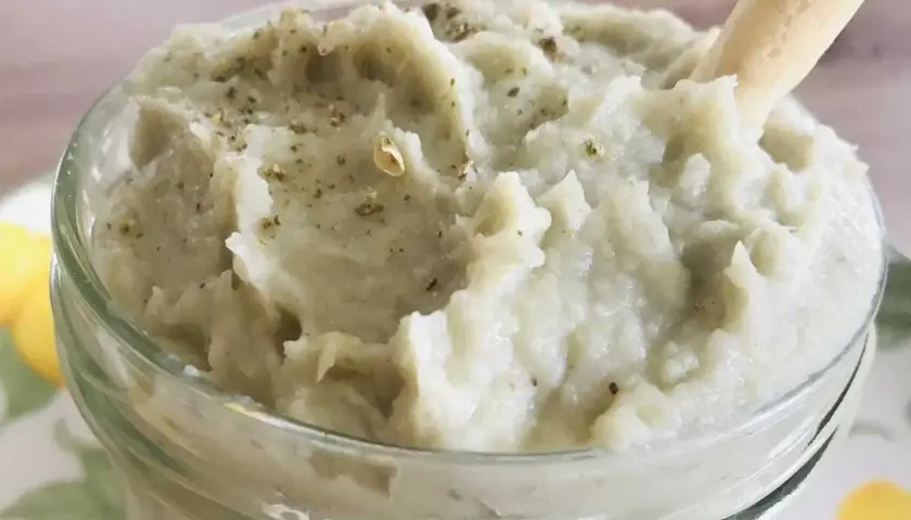 Crème d'artichaut italienne onctueuse, parsemée d'herbes. Parfait pour une recette facile et savoureuse.