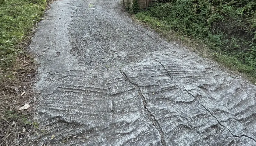 Czym wyłożyć stromy podjazd, aby uniknąć problemów z nawierzchnią?