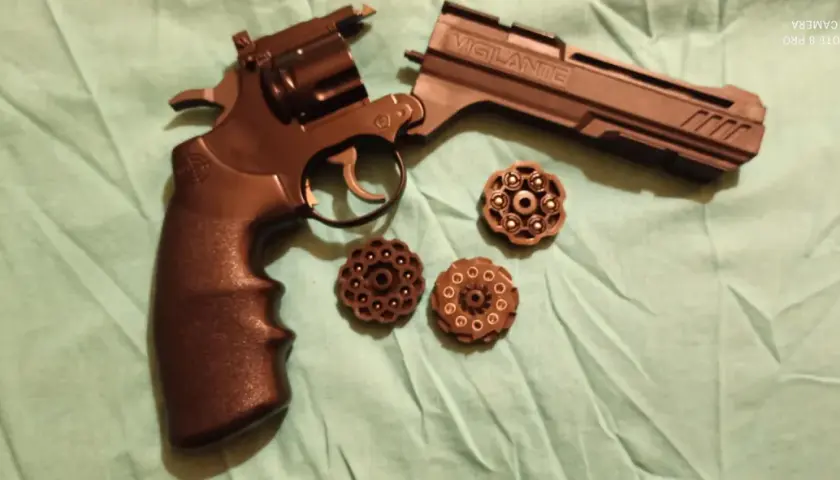Crosman Vigilante, rewolwer z dwoma magazynkami, gotowy do akcji.