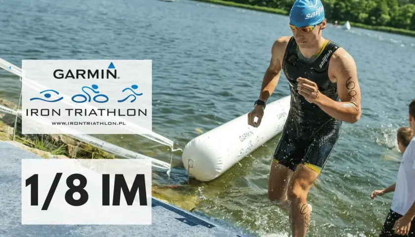 Zawodnik Garmin Iron Triathlon wychodzi z wody po etapie pływackim. Dystans 1/8 IM.