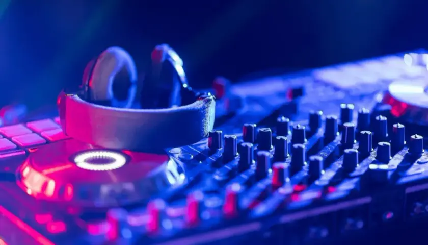 DJ na wesele: Ile kosztuje i jak nie przepłacić? Pełny poradnik.