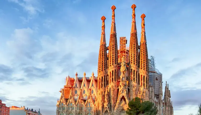 Die Sagrada Familia im warmen Abendlicht. Ein absolutes Muss, was man in Barcelona gesehen haben muss, Gaudís Meisterwerk.