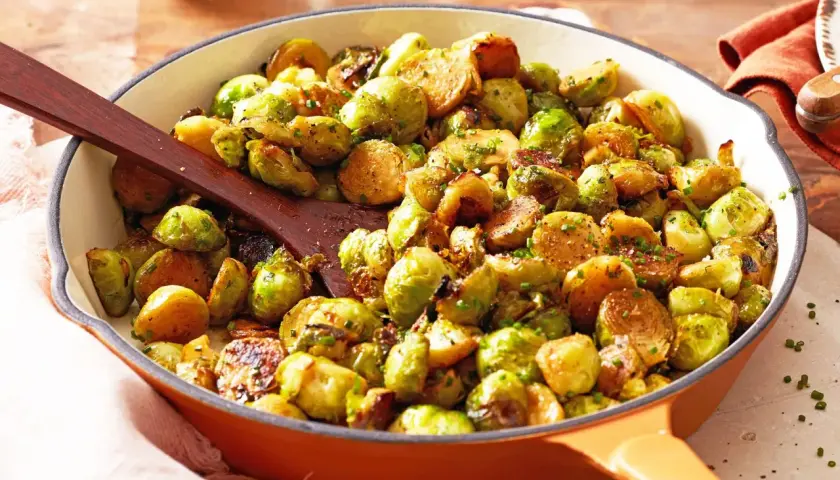 Leckere Rosenkohl Rezepte Pfanne mit gebratenem Rosenkohl und Kräutern, serviert in einer gusseisernen Pfanne.