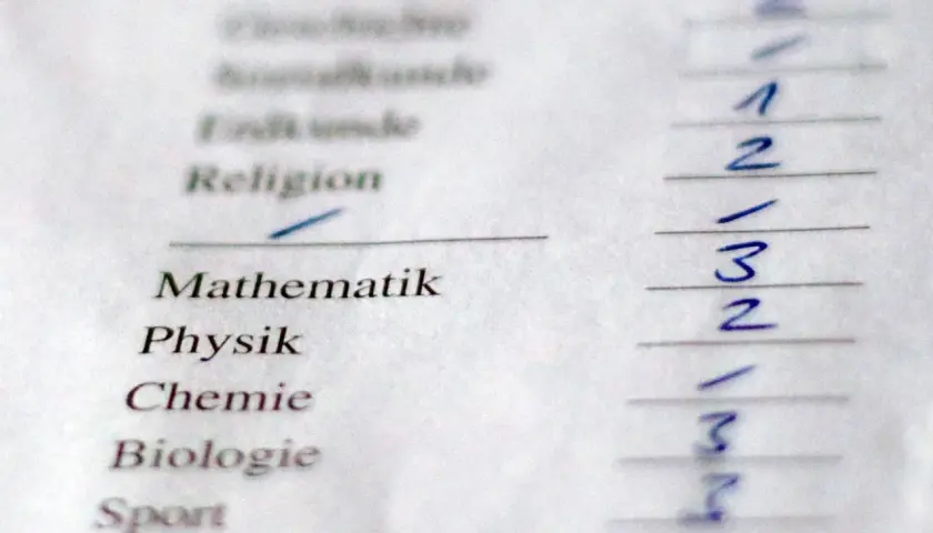Zeugnis Ausgabe: Noten für Religion, Mathematik, Physik, Chemie, Biologie und Sport.