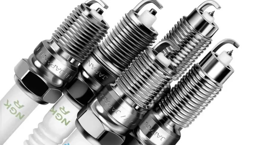 Cuatro bujías de moto NGK, fabricadas en Japón, listas para dar potencia.