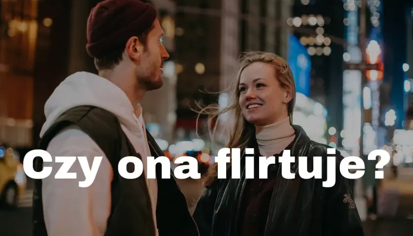 Uśmiechnięta kobieta patrzy na mężczyznę, a jej spojrzenie i postawa sugerują, że jej się podoba. Czy ona flirtuje?
