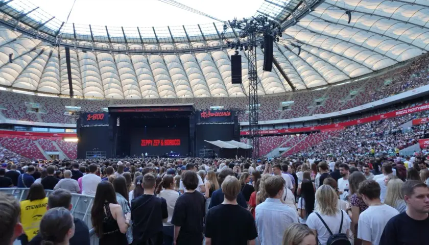 Koncert na Stadionie Narodowym. Zastanawiasz się, ile kosztuje wynajęcie stadionu narodowego na takie wydarzenie? Tłumy ludzi czekają na występ.