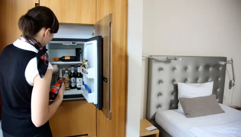 Czy minibar w hotelu jest płatny? Sprawdź, aby uniknąć dodatkowych kosztów