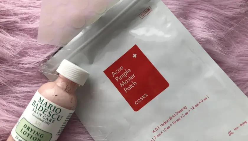 Här är produkterna som hjälper dig att snabbt få bort finnar hemma: COSRX Acne Pimple Master Patch och Mario Badescu Drying Lotion.
