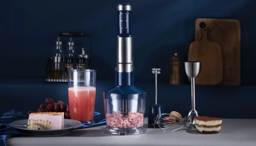 Blender ręczny Redmond z akcesoriami, idealny do przygotowania smoothie i deserów. Sprawdź nasz blender ręczny ranking!