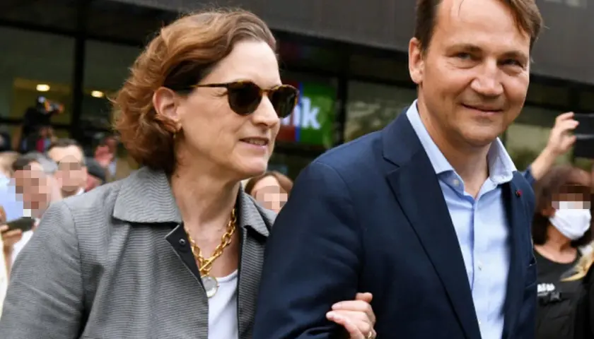 Radosław Sikorski z pierwszą żoną, Anną, w drodze na wydarzenie.