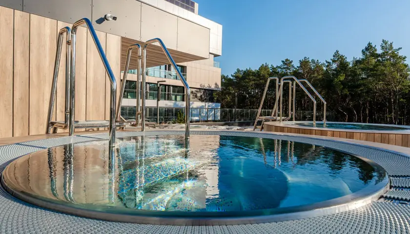 Relaks w hotelu Shelter Rogowo: baseny zewnętrzne z widokiem na las.